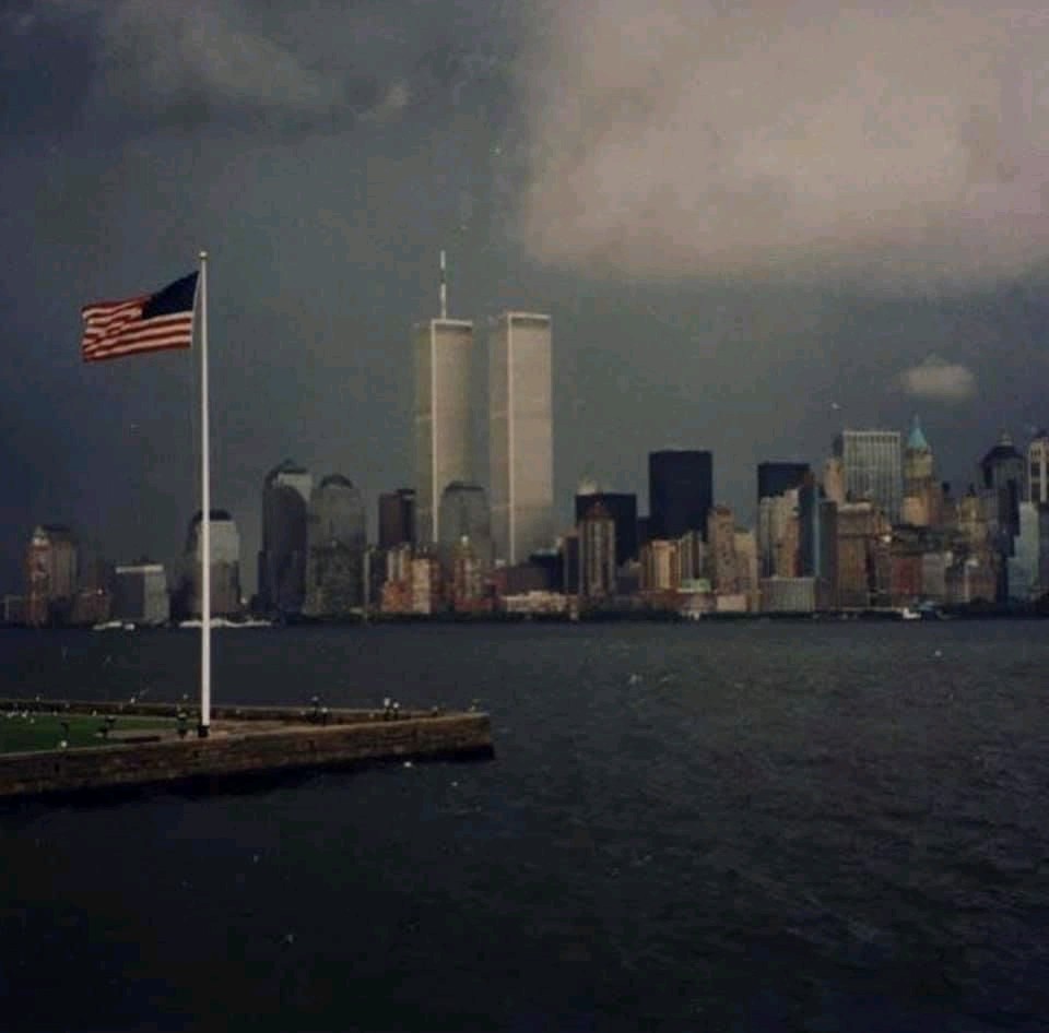 ariel_veritas's tweet image. Last sunset picture of the #WTC on Sep 10, 2001.
To honor the victims, first responders and heros of #September11 🗽🇺🇸🦅