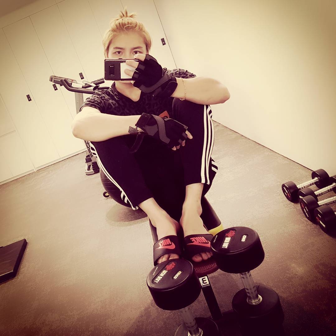 131107 JYJ Naver LINE"Wanna see my foot? Here you go!"