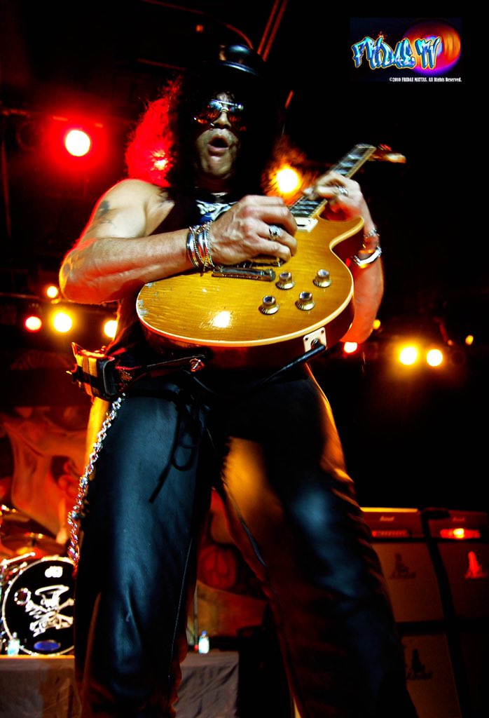 Fridaetv's tweet photo. I miss hearing live guitars ruin my ear drums cuz I forgot my plugs 🤣😂 thank you to all the #securityguards, #creatives n #roadies for supplying the 👂🔌 s majority of the time👊🏼🤗🌙💜 This photo I shot is of #AxeMaster @Slash in #Toronto #tbt https://t.co/H4ahQse4V4