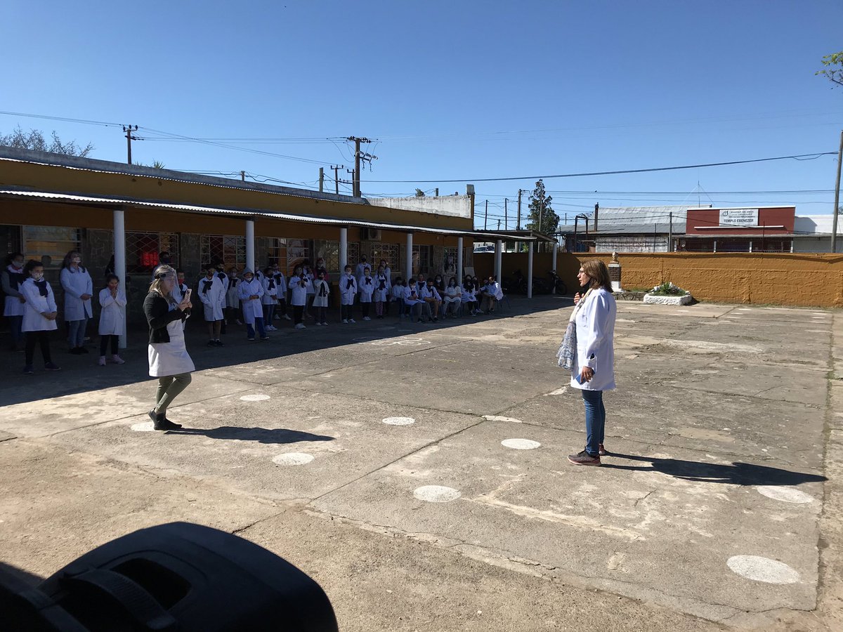 npicoia86's tweet photo. Hoy en la escuela 111 una excelente muestra del trabajo en el marco del PMC - trayecto de formación. Actividades con familias y biblioteca solidaria, mediante podcast. https://t.co/epuaEYZXOc