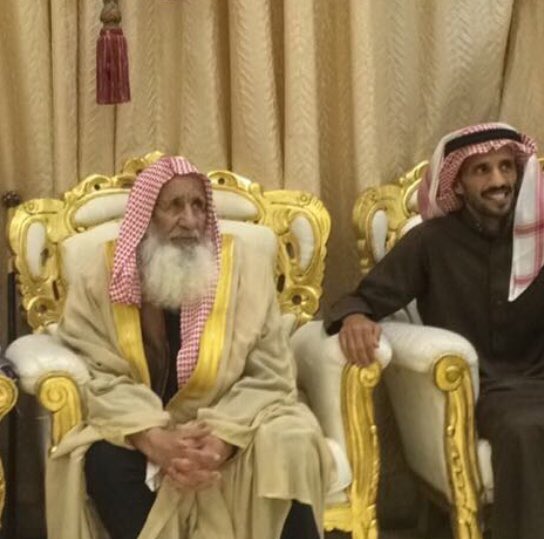 Khaledalfredi's tweet photo. عندما أتكلم عن أبوي فأنا أتكلم عن عالم، عن دنيا، عن جنة، عن وطن كبير، وعن حُب لايموت أبداً طاب عُمري فيك ياسيد الرِجال، وطِبتَ أنتَ لي عُمراً . الله يحفظك آمين❤️🙏 https://t.co/ge6Y11yPWR