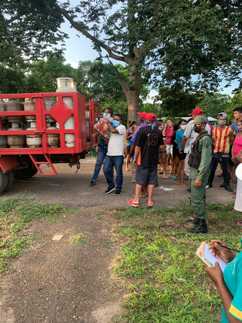 irwingPsuv_'s tweet photo. Hoy estuvimos desplegados por la Parroquia San Simon Sur el #Caruto atendiendo a nuestros compatriotas por orientación de nuestra Gobernadora @_LaAvanzadora @ErnestoPSUV_
@AnaJPSUV en coordinación con #Gasmaca @Sob_Patriota https://t.co/gSzUWTzjN4
