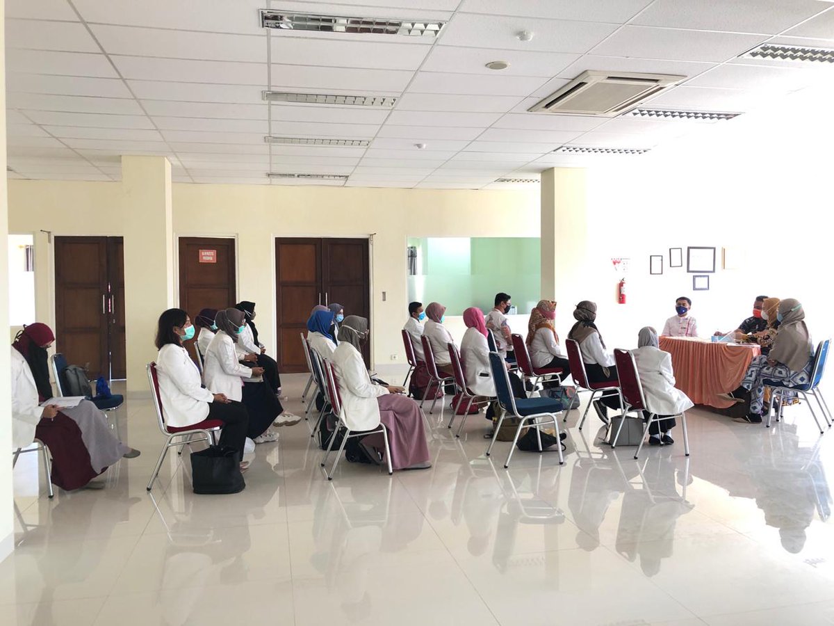 FarmasiUHO's tweet photo. Penerimaan mahasiswa PKPA Angkatan III di RSUD Kota Kendari didampingi oleh Dr.rer.nat. apt. Adryan @fristiohady dan apt. Suryani https://t.co/2LnwplfJ4L