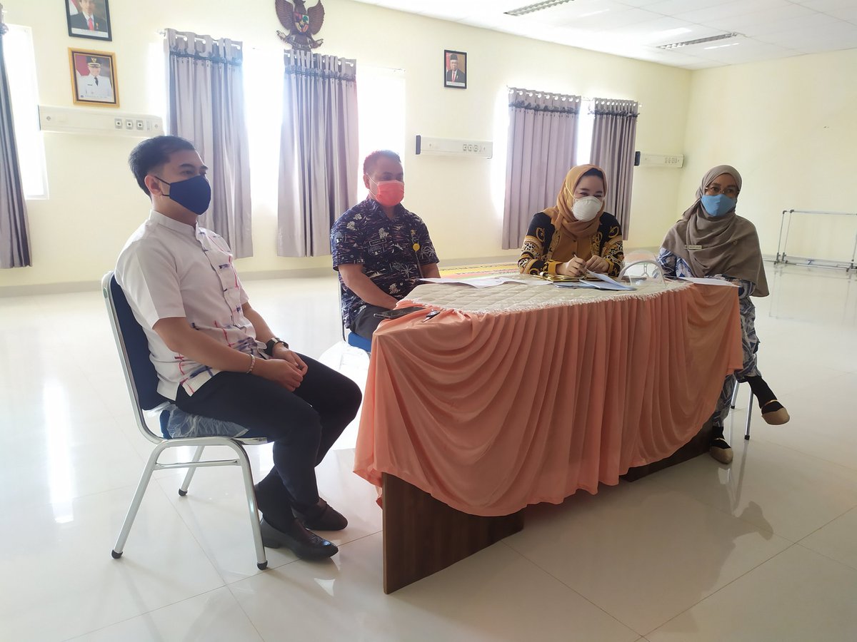 FarmasiUHO's tweet photo. Penerimaan mahasiswa PKPA Angkatan III di RSUD Kota Kendari didampingi oleh Dr.rer.nat. apt. Adryan @fristiohady dan apt. Suryani https://t.co/2LnwplfJ4L