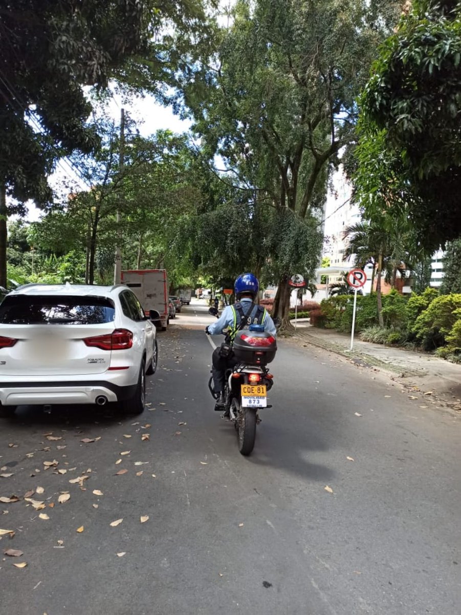 movilidad_med's tweet photo. 👮‍♂️Nuestros Agentes realizan control en las vías de la ciudad.  

Hoy hicieron presencia en el sector de Santa María Los Ángeles.

¡Recuerda! Para evitar sanciones, estaciona tu vehículo en los lugares autorizados. Todos y todas somos artífices de la #MovilidadSegura en Medellín. https://t.co/FkTck9fX3o