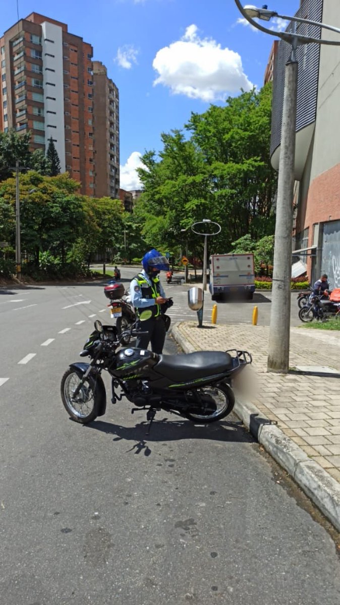 movilidad_med's tweet photo. 👮‍♂️Nuestros Agentes realizan control en las vías de la ciudad.  

Hoy hicieron presencia en el sector de Santa María Los Ángeles.

¡Recuerda! Para evitar sanciones, estaciona tu vehículo en los lugares autorizados. Todos y todas somos artífices de la #MovilidadSegura en Medellín. https://t.co/FkTck9fX3o