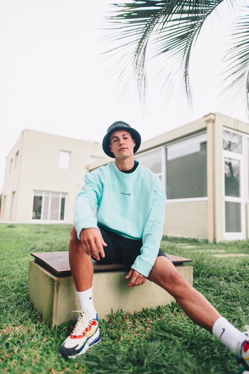 tanochavez_'s tweet photo. Se hacía el modelo 🤡 https://t.co/omrfBz27w6
