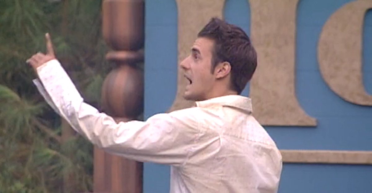 TaranArmstrong's tweet photo. The Wall Comp coach you ordered vs the Wall Comp coach you received. #BB22 https://t.co/v8CybbDKqY