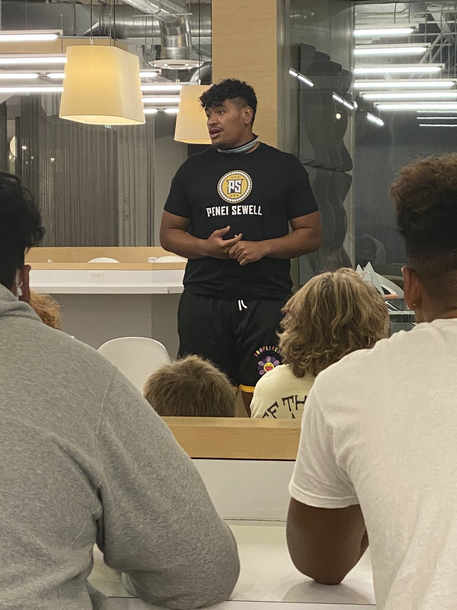 Blessed to have Outland Trophy winner <a href="/peneisewell58/">Penei Sewell</a> speaking to our team tonight. #GoTigers <a href="/OremTigerFball/">Orem Tigers Football</a>