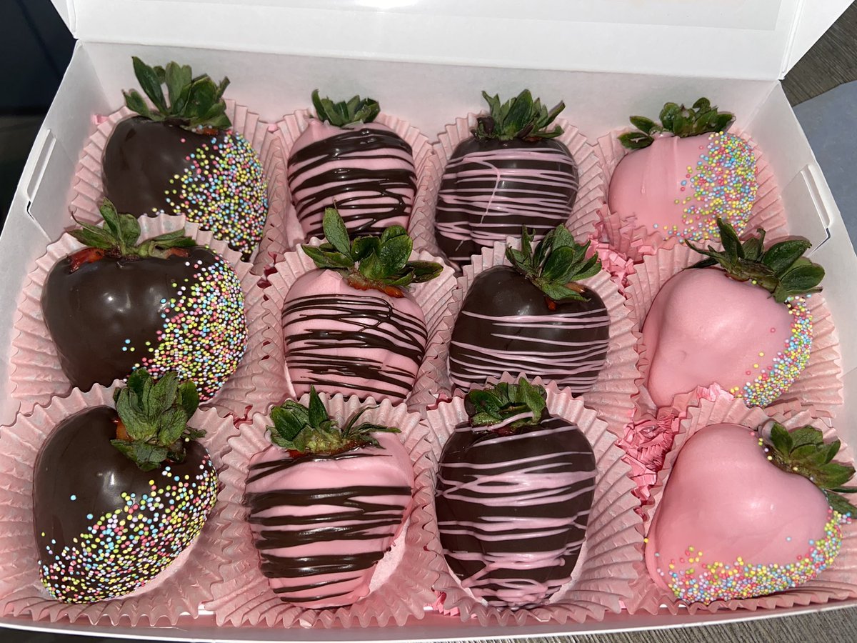 fitz_bitz's tweet photo. Happy happy birthday!!! 🥳 We absolutely love doing birthday berries, making your day even sweeter 🤩
Simple strawberries, but still oh so delicious 😋
#fitzbitzgourmetchocolatez #chocolatecoveredstrawberries #darkchocolate #pink #happybirthday #nonpareils #melvindale #Michigan https://t.co/sG95WVSaf1