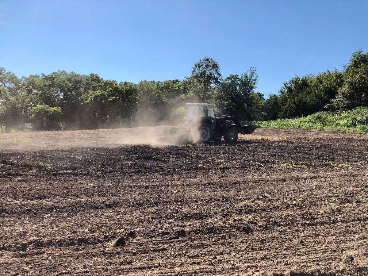 Ani_Logics's tweet image. Kickin&apos; up dust 🔥 #Fall #TractorTime