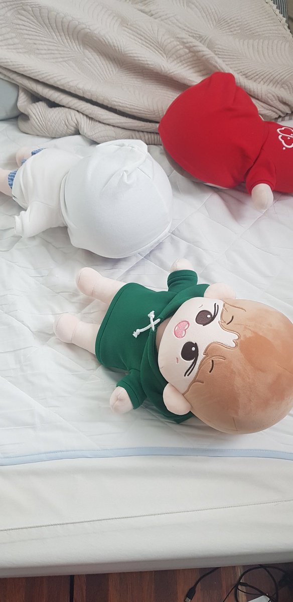 엄마닮아서 여태자고 있는 셍퉁이와 퐁콩이, 반면에 혼자 깨서 멀뚱멀뚱 놀아달라고 쳐다보는 왕퐁이 ㅎ