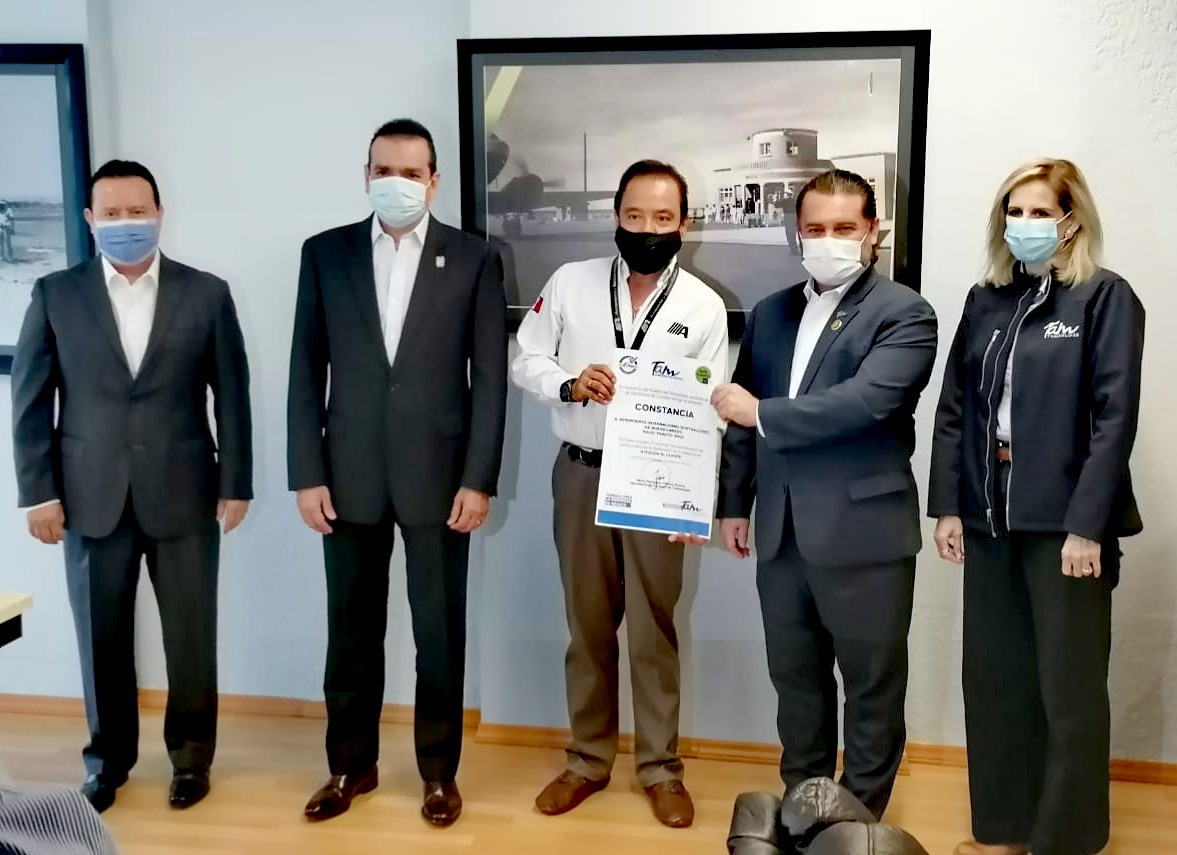 raulllamas's tweet photo. Con mucho orgullo les comentó que hoy recibimos en el Aeropuerto de Nuevo Laredo, la visita del secretario de turismo de #Tamaulipas, @ferolivera09 quien nos entregó la constancia #SANITAMPRO, por cumplir con los protocolos de buenas prácticas de Sanitización en el estado. https://t.co/TkAhl41Zhd