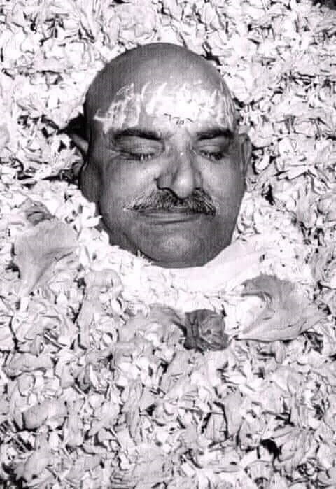 Neem Karoli Baba on Twitter: "“When a saint leaves his body, the temple  becomes his body. . A guru is indestructible, immortal, and immune to old  age and death.” ~ Maharaj ji