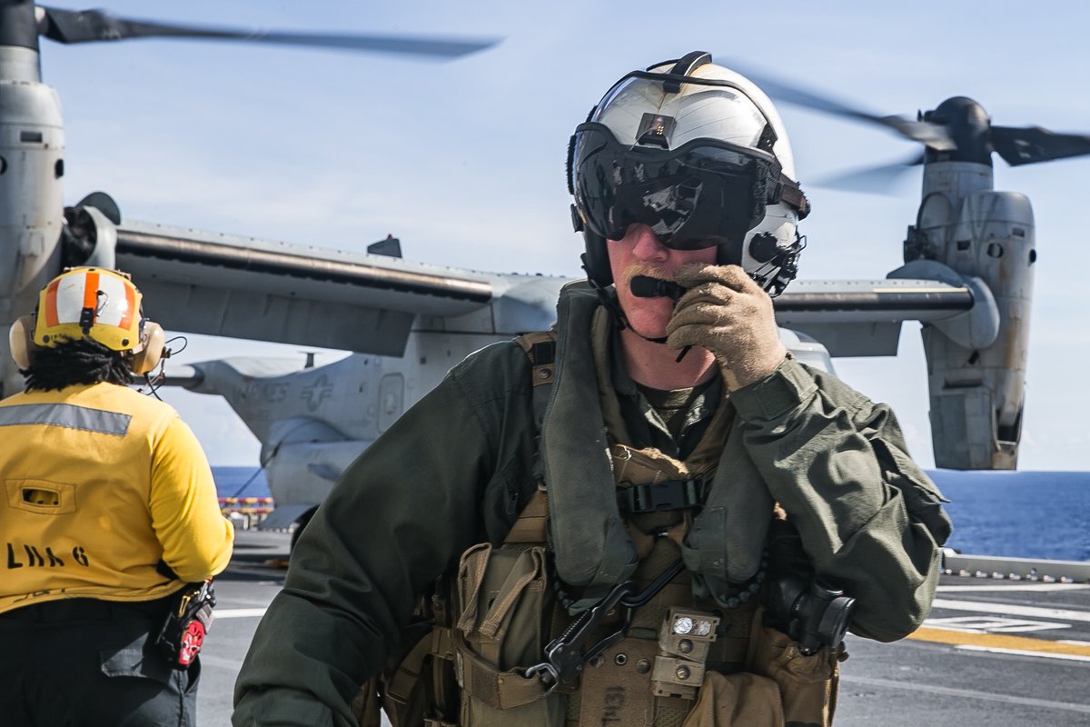 フィリピン海にて、USSアメリカから飛行訓練を実施する第262海兵