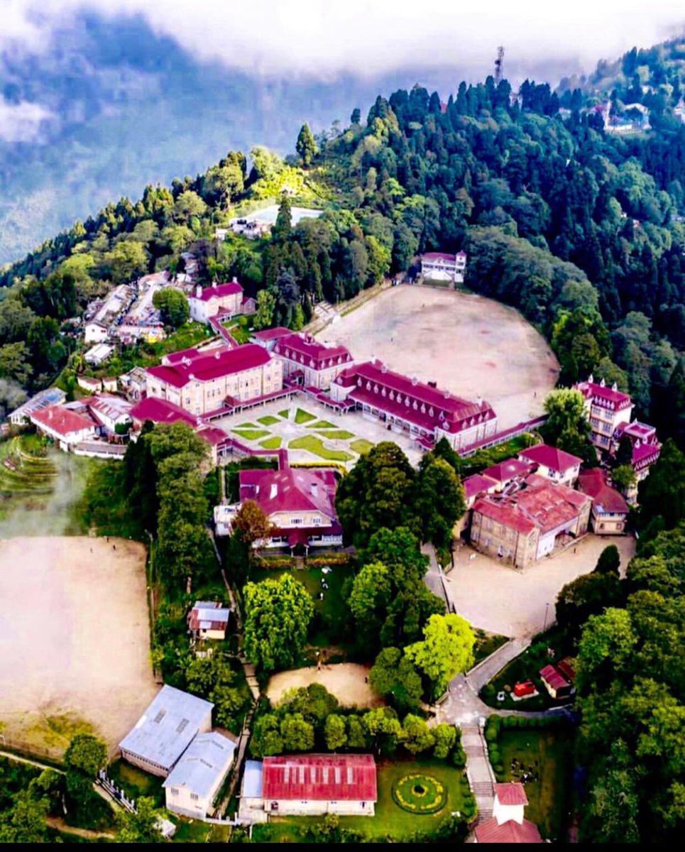 sharad_kumar01's tweet photo. St.Paul’s School Darjeeling,highest school in the world,completes 200 years in 2023.I wish the government declares it heritage site.

मेरा स्कूल
School to the most Bollywood hits #mainhoonna #barfi #meranaamjoker #doanjane https://t.co/gXjUgiK6JU