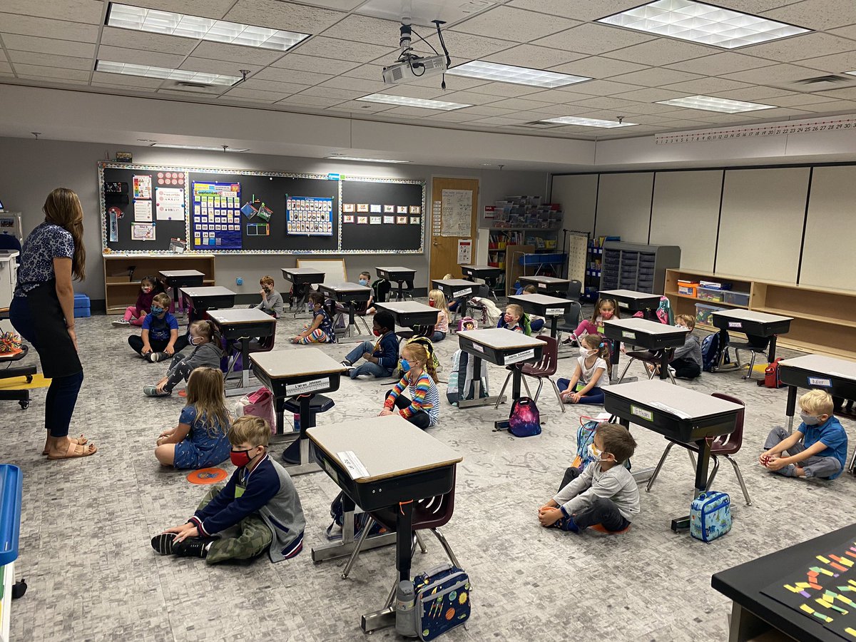 hernan81375313's tweet photo. It is so great to hear the voices of our EHSI Familia fill the halls again.#eaglepride #connectwitheach #OrgulloDeAguila @DualLangSchools https://t.co/wOgZJyOnYk