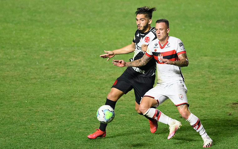 meugigante's tweet photo. Vasco foi derrotado pelo Atlético Goianiense por 2x1. Germán Cano marcou o gol do Vasco que abriu o placar, e depois, Renato Kayser virou o jogo para a sua equipe. 

#VASxACG https://t.co/m8Dkk5Qp70