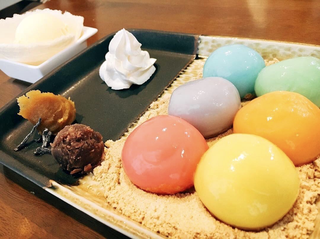 ichido_sweets's tweet photo. 色鮮やかなカラフル白玉を食べられる大阪府難波駅にある和洋折衷の白玉専門店「しらたま＋」✨ https://t.co/T8ZzUgZeX9