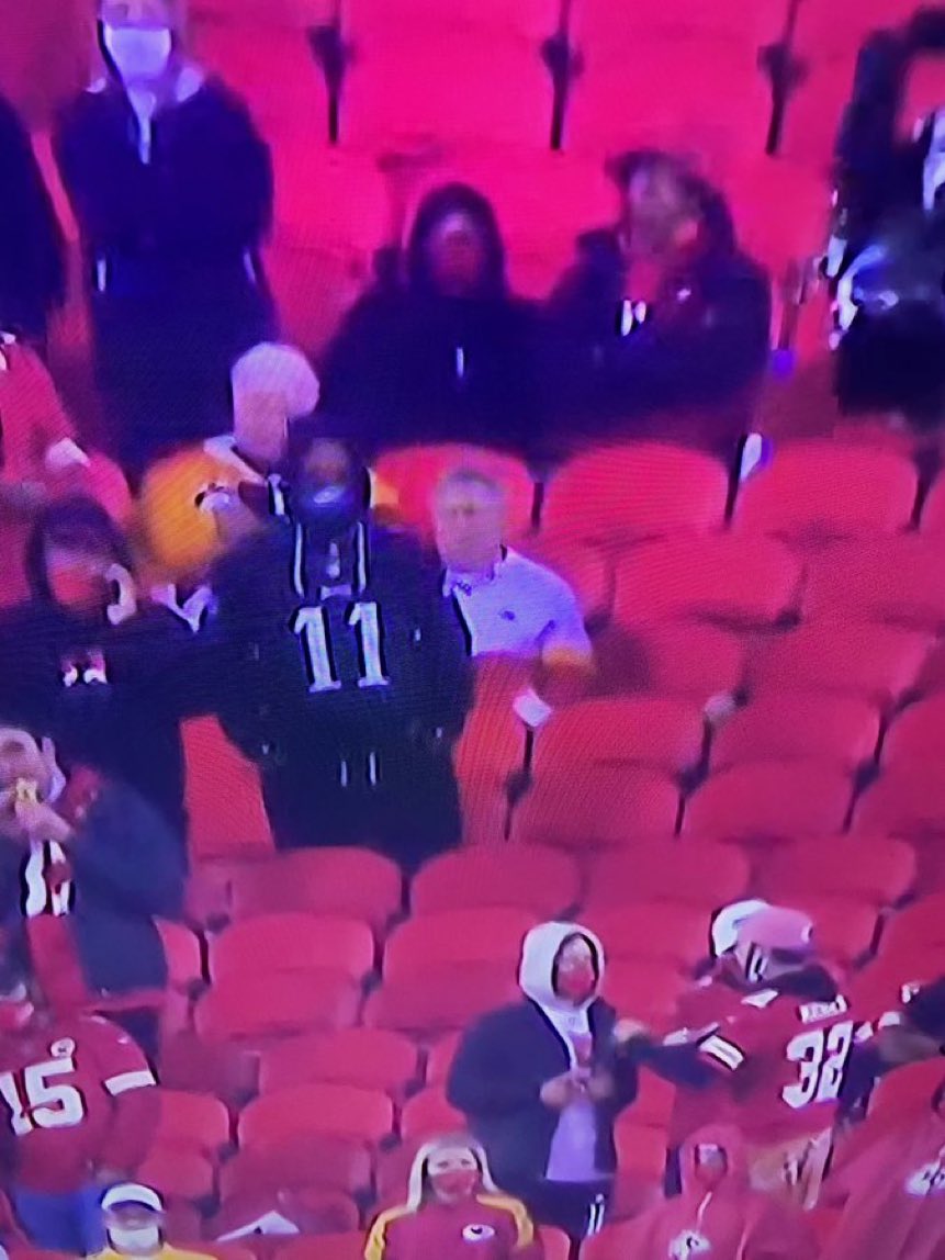 PHLEaglesNation's tweet photo. Even if only 22% of people are allowed in the stadium, #Eagles fans will find a way to rep. 😂😂😂

Shoutout to this guy. 🦅💪🏼 https://t.co/HIgllHJzd6