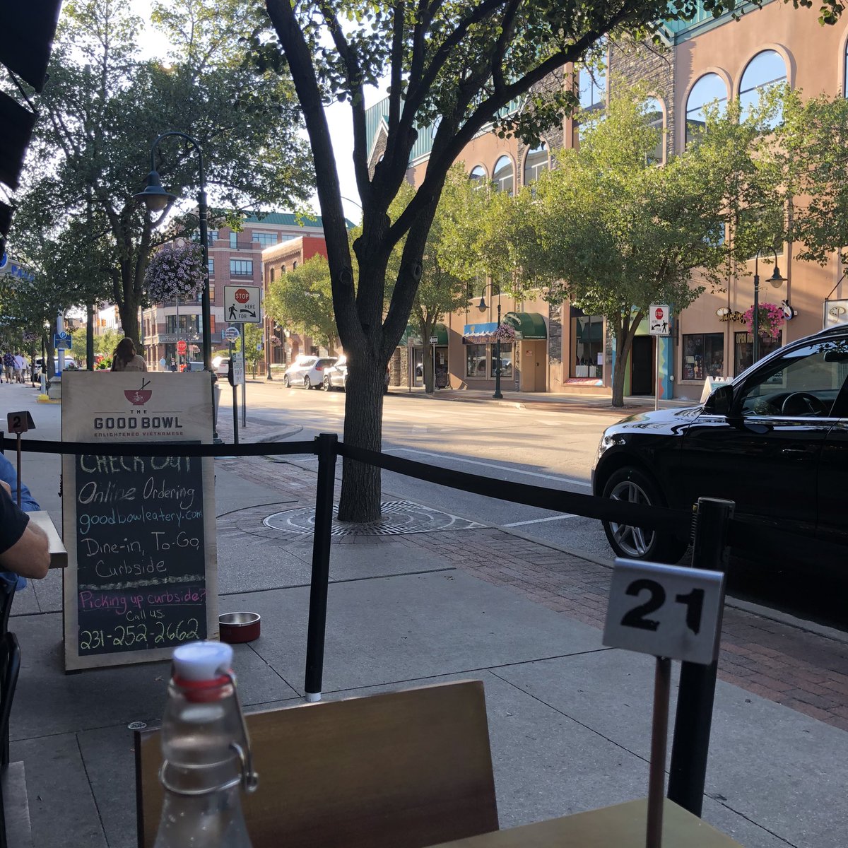 “The Blocks” initiative in  @DowntownTC was terrific and lively, even for the middle of the week. (2 full blocks were closed off on Front Street.) Lots of sidewalk and street dining, with folks riding bikes, scooters and skateboards on the street. It should be seasonal.