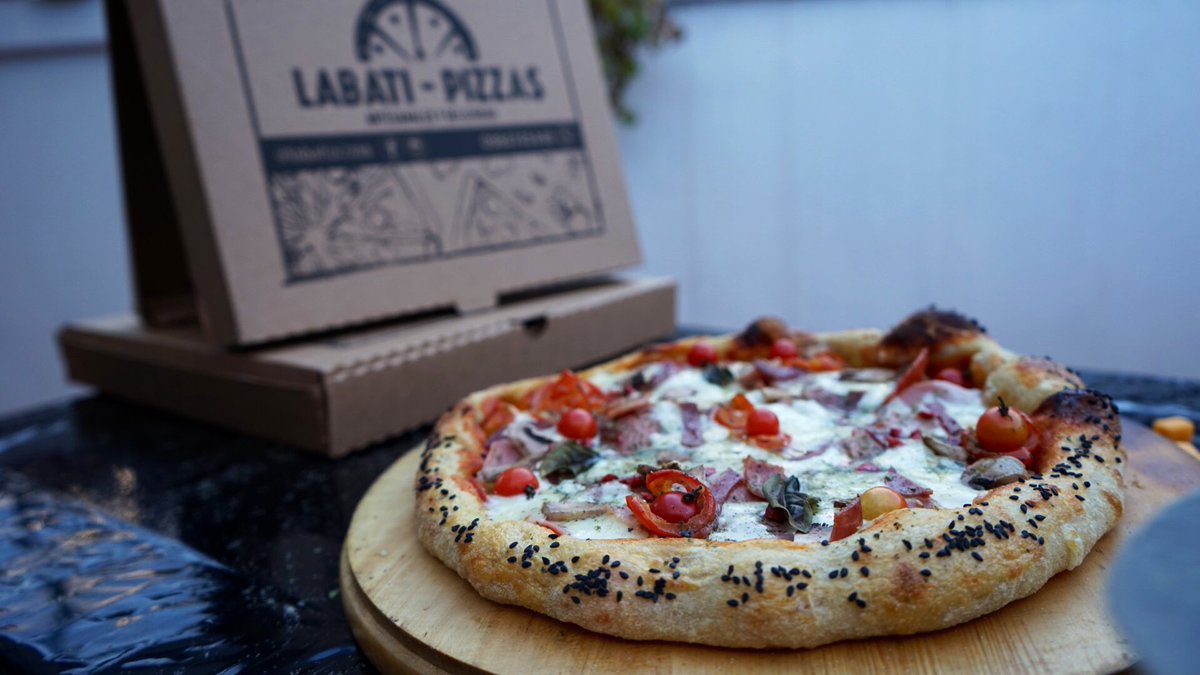 PabloCoello20's tweet photo. A raíz de la pandemia me quede sin trabajo sin embargo lo vi como una oportunidad para emprender mi propio negocio y lo hice, invertí $30 y empecé a hacer pizzas y creé la marca #Labati ayúdame a crecer con tu RT y si te animas prueba una deliciosa Labati Pizza!👨🏻🍳🍕0984745446 https://t.co/64cKc3GA9R
