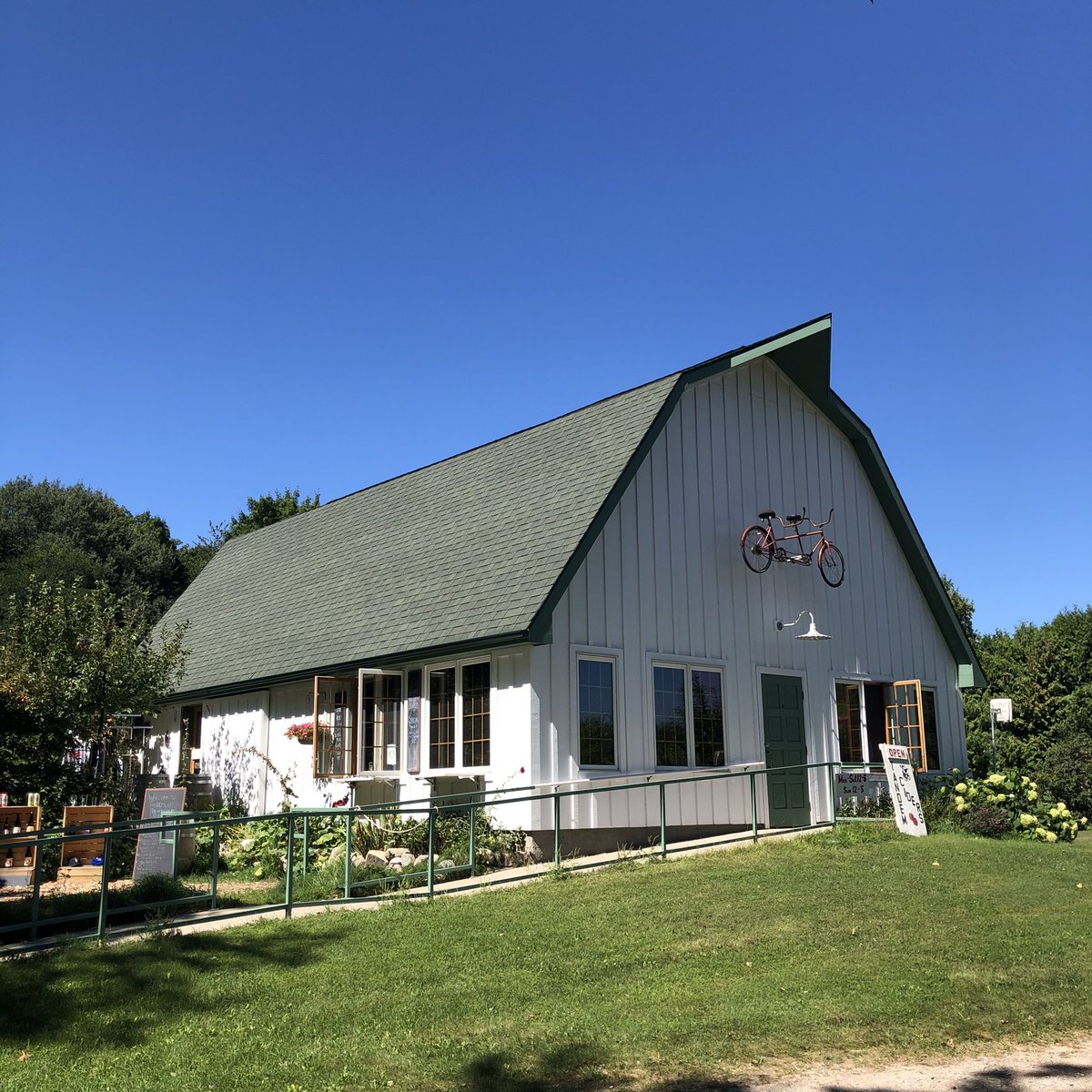Of course, we visited our favorite cidery (Tandem Ciders) and one of our favorite wineries ( @VerterraWinery) and added Green Bird Organic Cellars to our list. For those with dietary intolerances: Third Coast Bakery is your spot.