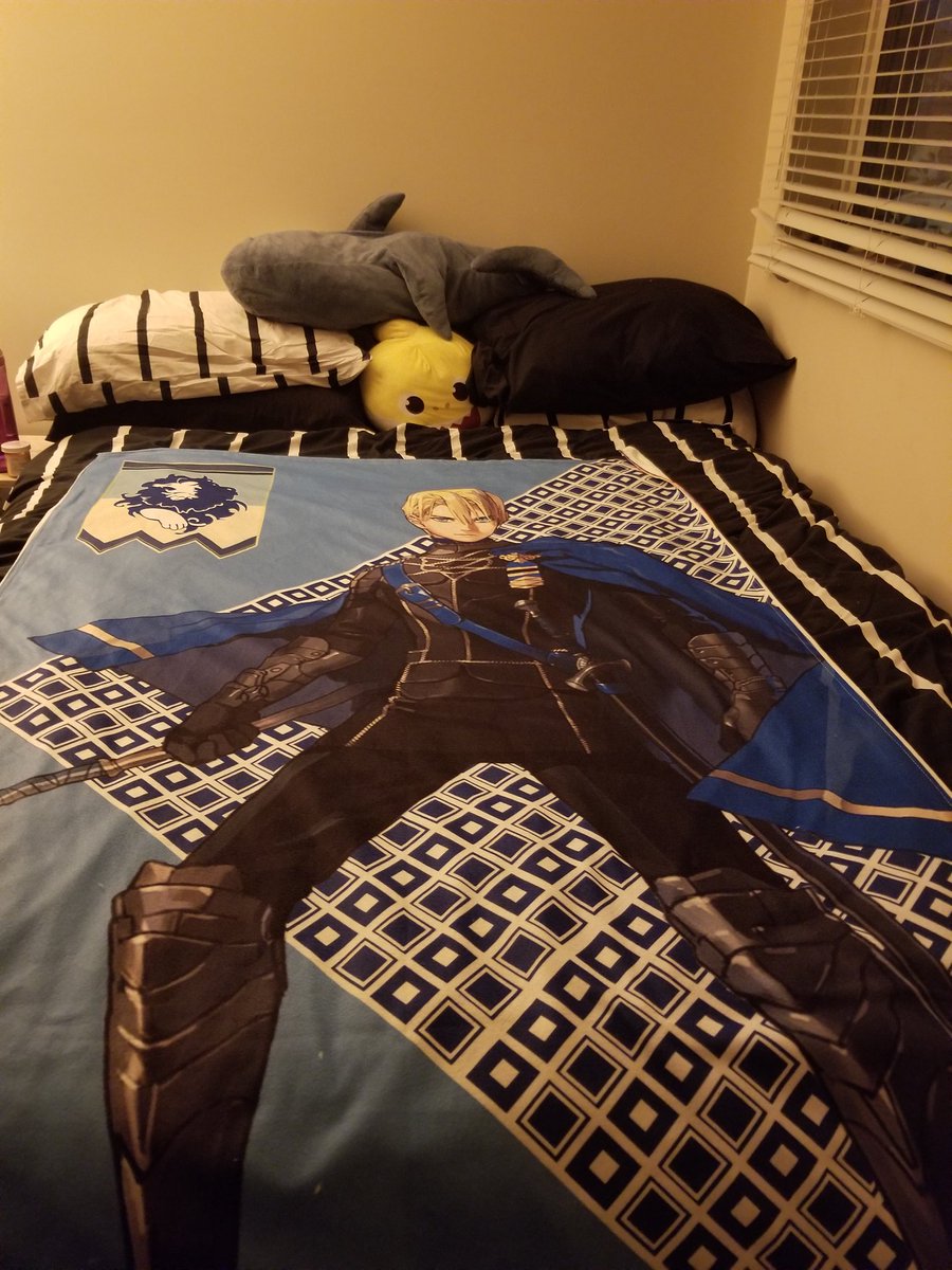 ladyforflowers's tweet photo. Y'ALL I GOT MY DIMITRI BLANKET FROM @ModaltMx I'M SO IN LOVE WITH IT!! 🥺🥰 #FE3H #FE3Houses #BlueLions https://t.co/ht9IBRHjfE