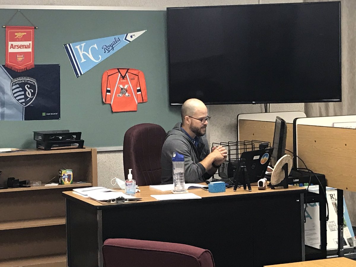 HPEprincipal's tweet photo. Love watching our virtual/online teachers making magic through the screen! Their dedication is amazing! #lsr7 #HPESTRONG{er} https://t.co/dkVWOeusxQ