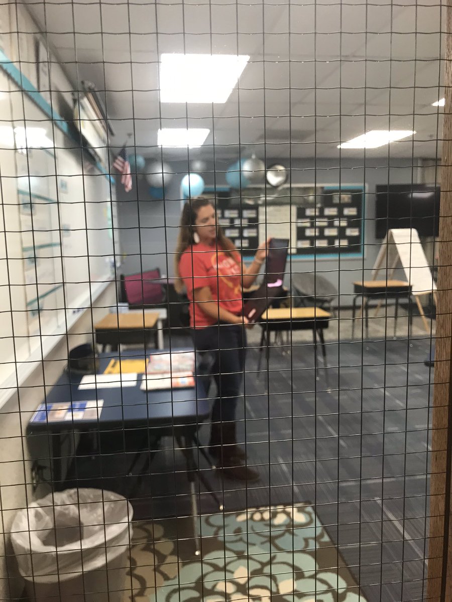 HPEprincipal's tweet photo. Love watching our virtual/online teachers making magic through the screen! Their dedication is amazing! #lsr7 #HPESTRONG{er} https://t.co/dkVWOeusxQ