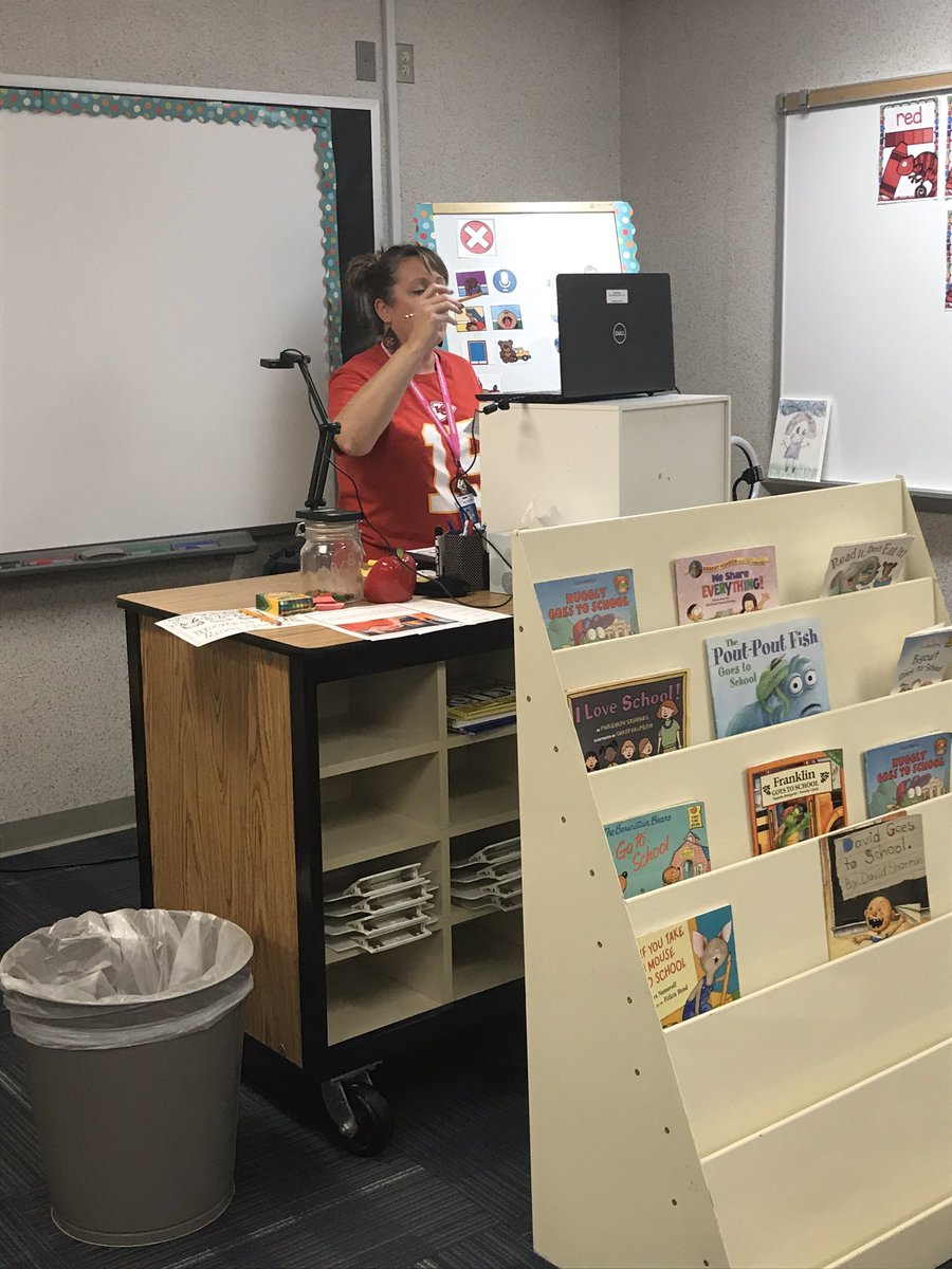HPEprincipal's tweet photo. Love watching our virtual/online teachers making magic through the screen! Their dedication is amazing! #lsr7 #HPESTRONG{er} https://t.co/dkVWOeusxQ
