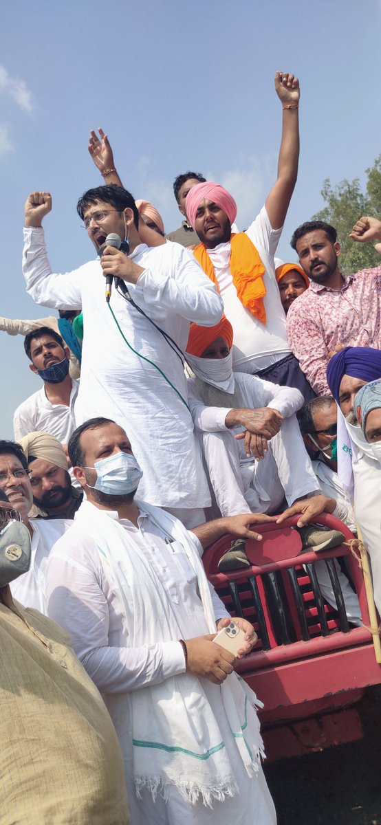 RajeshGOPi100's tweet photo. क्या कह रहे थे पीपली में रैली नहीं करने देंगे 
नोटिस चस्पा के तुम किसानों को डरा रहे थे
फिर कायरो की तरह लाठीचार्ज किया 
फिर रैली करने दी
ये किसान कोम अपना हक लेना जानती है
#किसान_विरोधी_अध्यादेश_वापस_लो https://t.co/B2MRHMPqJX