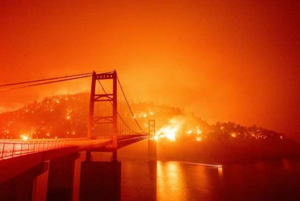 wartaperang's tweet photo. Kota-kota AS Hancur Saat Petugas Pemadam Kebakaran Melawan Kebakaran Hutan Di Bawah Langit Oranye - https://t.co/rAyro3D9DT

#wartaperang https://t.co/zzzlTpoP7I