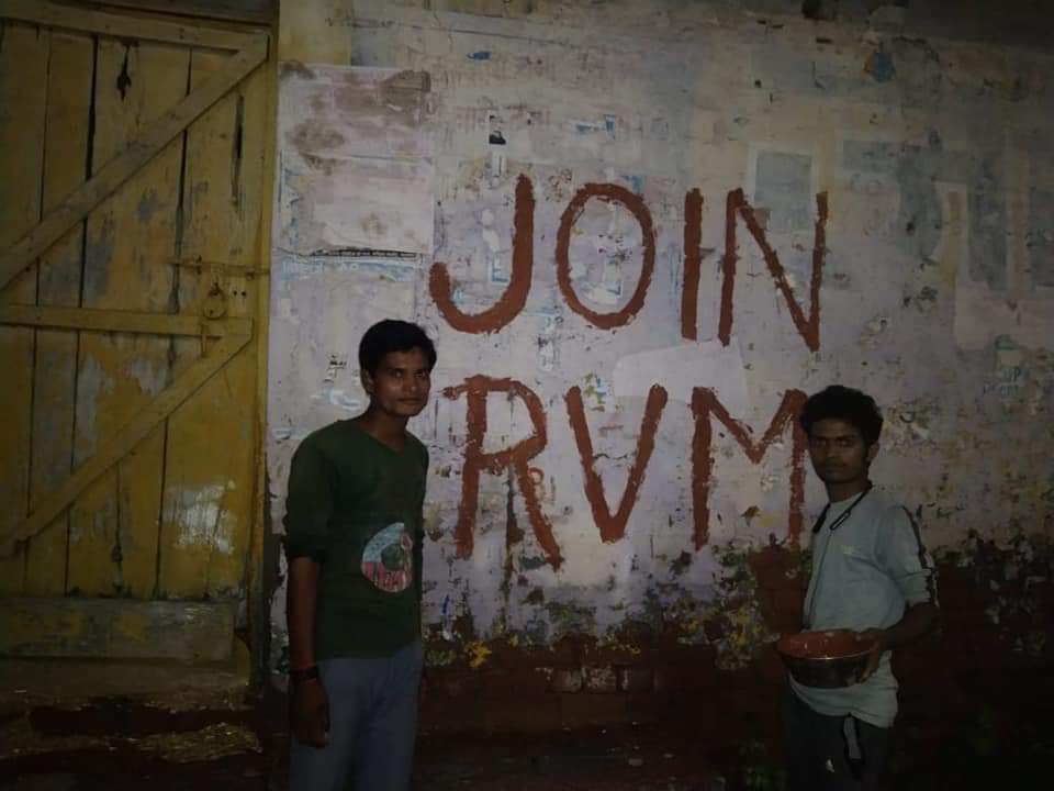 _VidyarthiManch's tweet photo. राष्ट्रीय विद्यार्थी मंच सादाबाद टीम के #द्वारा दीवार लेखन कार्यक्रम||
#JoinRVM✌
#Team_RVM https://t.co/Hirjod8cBX