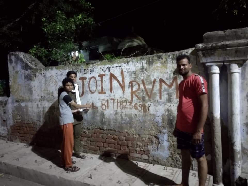 _VidyarthiManch's tweet photo. राष्ट्रीय विद्यार्थी मंच सादाबाद टीम के #द्वारा दीवार लेखन कार्यक्रम||
#JoinRVM✌
#Team_RVM https://t.co/Hirjod8cBX