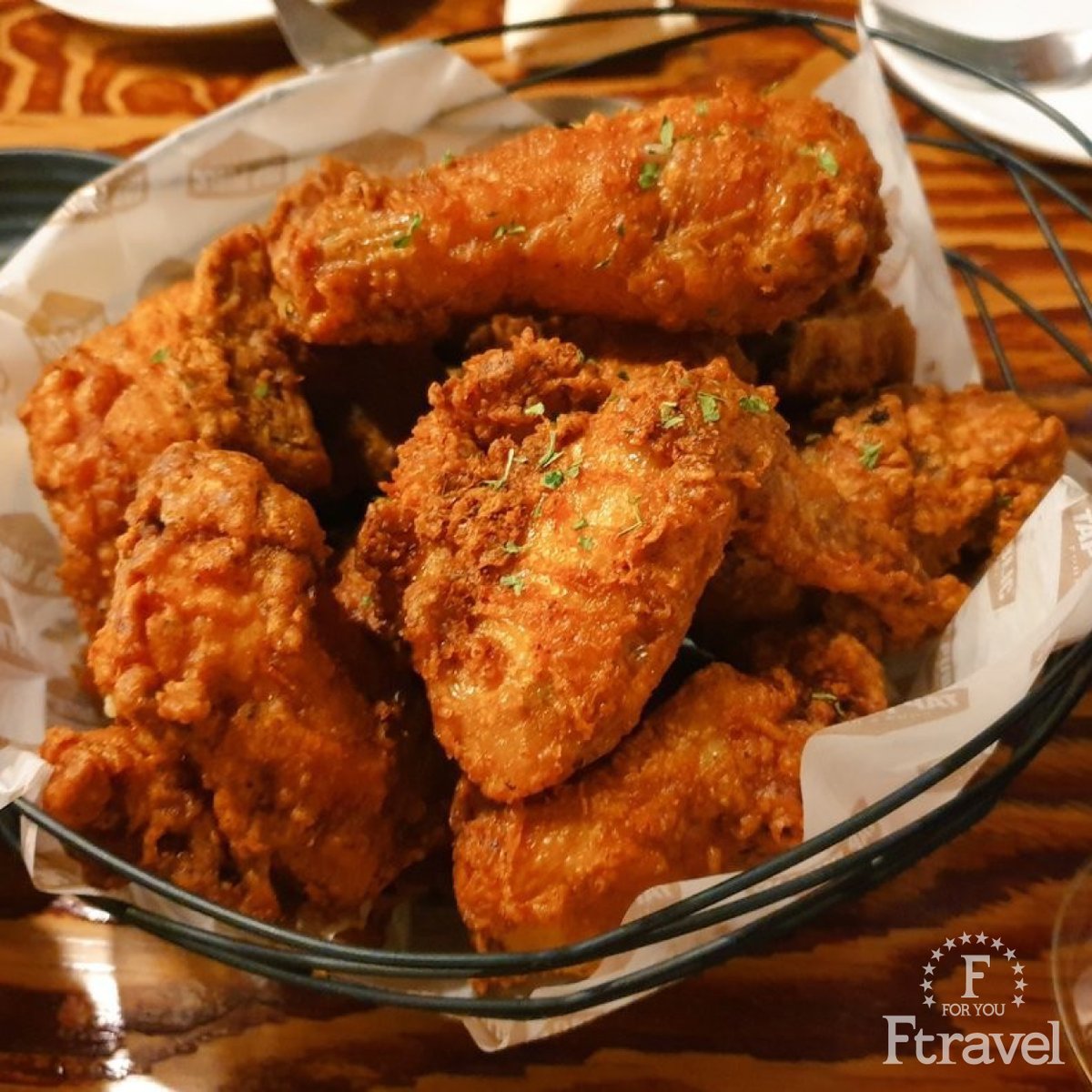 InfoFtravel's tweet photo. 華の金曜日🌷ですね！
韓国でも🔥불타는금요일🔥(燃え上がる金曜日)、略して불금(プルクム)と呼��れ、同僚や友達と集まって、飲み会🍻や夜遊びなどをして楽しく過ごします。

さて、皆さんも韓国ドラマ📺でみてよくご存知かもしれませんが、韓国ではチキン🐔がとっても人気です🌟 https://t.co/uyvVfNUm8Z