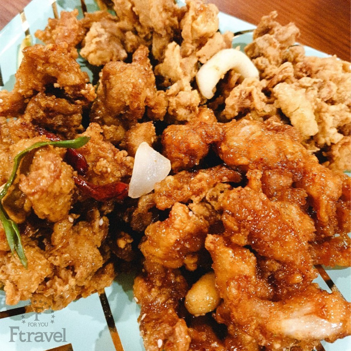InfoFtravel's tweet photo. 華の金曜日🌷ですね！
韓国でも🔥불타는금요일🔥(燃え上がる金曜日)、略して불금(プルクム)と呼��れ、同僚や友達と集まって、飲み会🍻や夜遊びなどをして楽しく過ごします。

さて、皆さんも韓国ドラマ📺でみてよくご存知かもしれませんが、韓国ではチキン🐔がとっても人気です🌟 https://t.co/uyvVfNUm8Z
