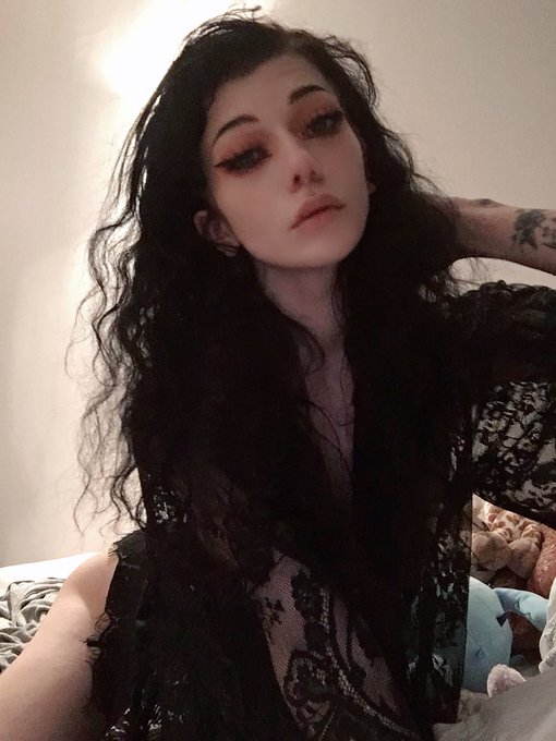 Sultry princess ✨ https://t.co/XXtKxoFem8