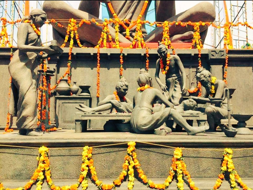 twt_Sonam's tweet photo. 40-feet statute of father of surgery saint Sushruta  at the Amrita Institute of Medical Sciences and Research Centre (AIMS), Kochi Bharat.

The two-tiered concrete statue, by sculptor Chavara Vijayan, shows Sushruta seated in padmasana on a raised pedestal. https://t.co/NglPFbIkxF