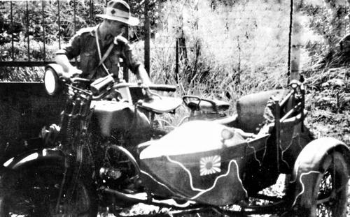 #Austrailan army officer inspecting a captured #Japanese sidecar motorbike after the Battle of Milne Bay, september 1942.

#WW2 #WWII #WorldWar2