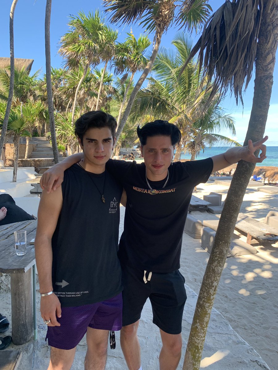 emartineeez's tweet photo. Me viene Oreo y me dice: “ tienes la cara quemada” como no lo creí le dije: “tómame unas fotos y se las paso a mi madre, va a flipar” y se unió Aaron, pero como al final me olvidé no se las envié. Aquí están Mama si las ves no me puse crema solar🤦🏼‍♂️ por lo demás todo esta correcto https://t.co/EBvrUECIaT