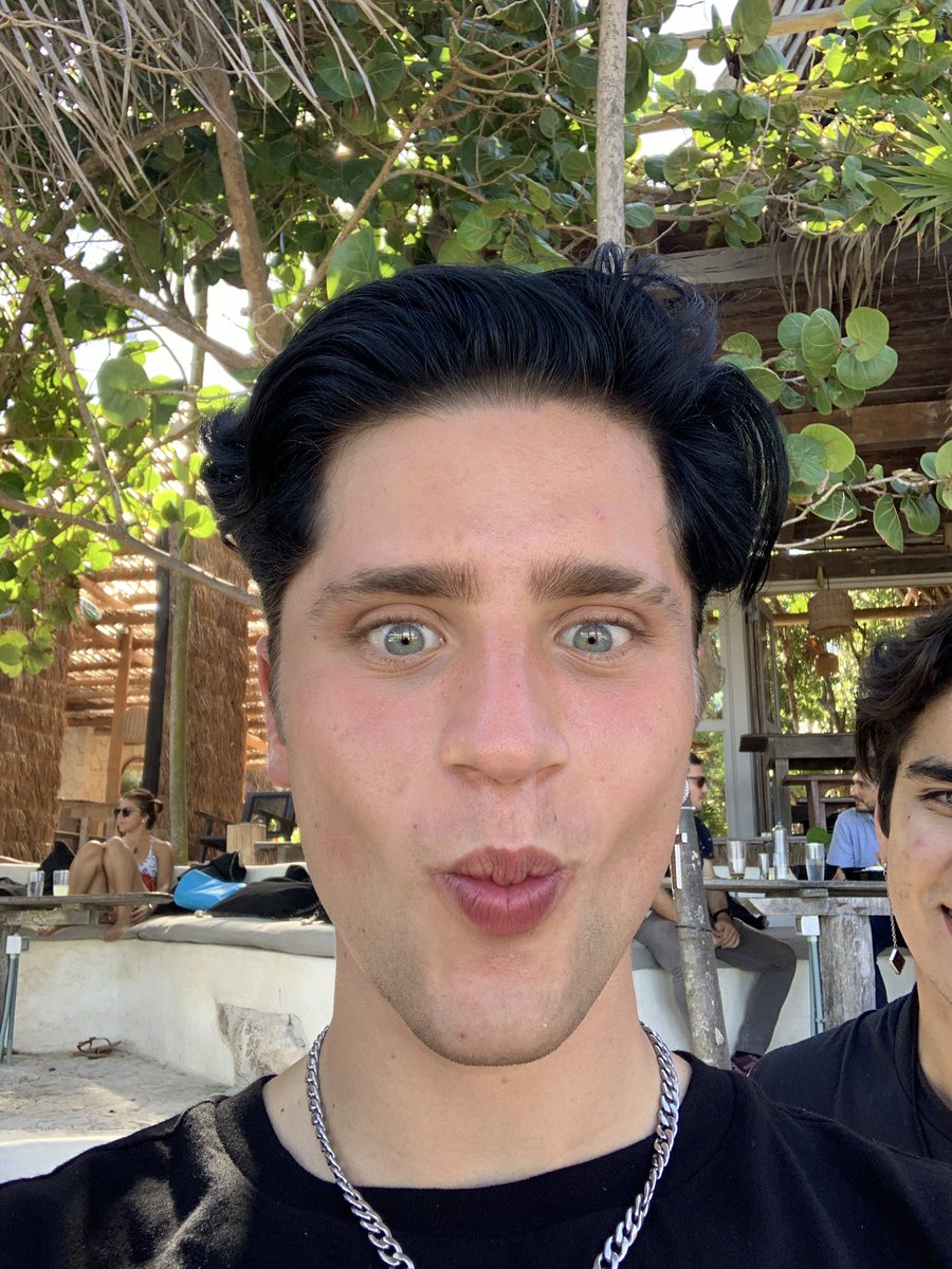 emartineeez's tweet photo. Me viene Oreo y me dice: “ tienes la cara quemada” como no lo creí le dije: “tómame unas fotos y se las paso a mi madre, va a flipar” y se unió Aaron, pero como al final me olvidé no se las envié. Aquí están Mama si las ves no me puse crema solar🤦🏼‍♂️ por lo demás todo esta correcto https://t.co/EBvrUECIaT