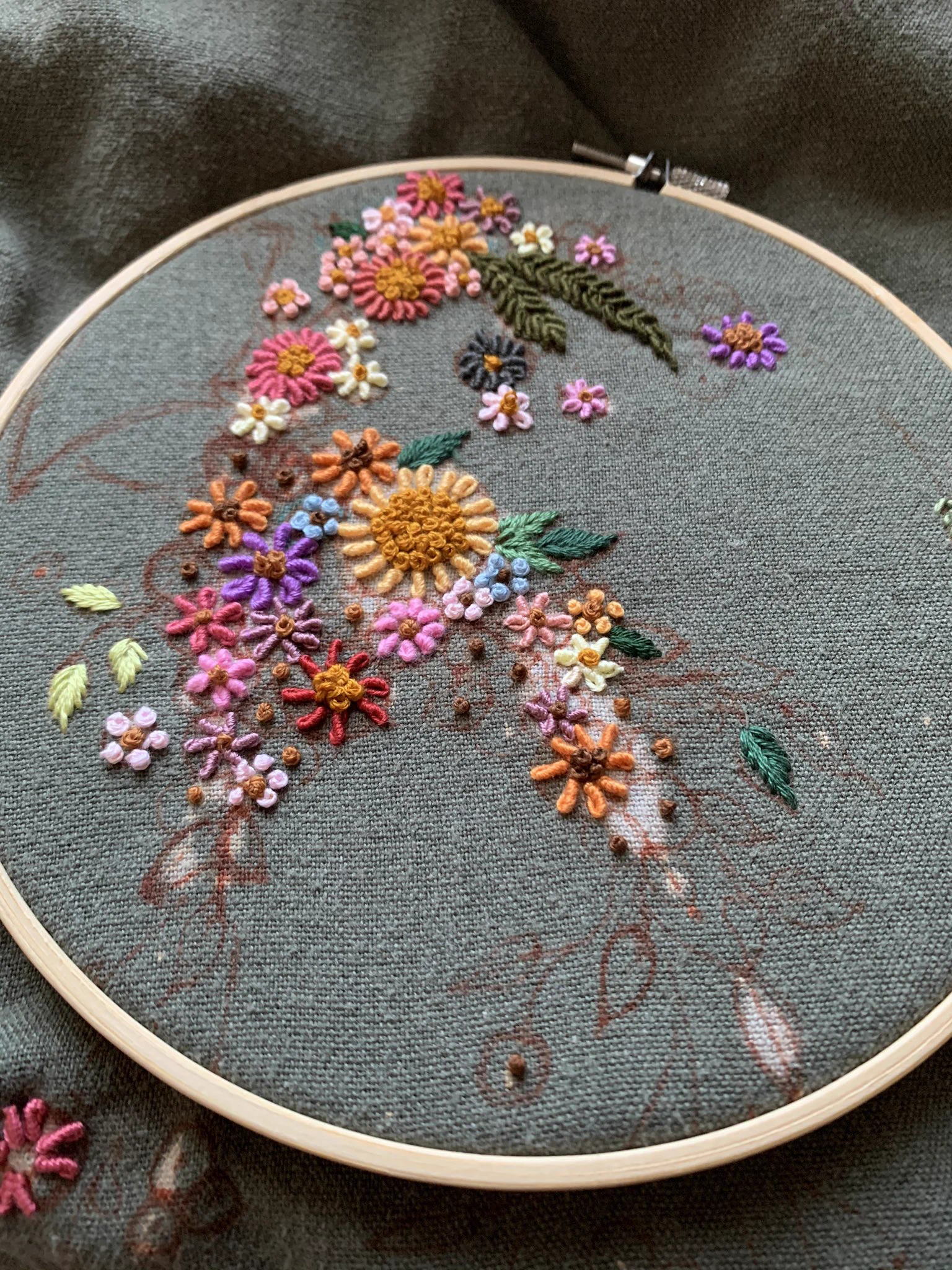 素敵な刺繍は失敗から生まれた芸術作品！スカートが漂白剤にやられてしまった・・・。