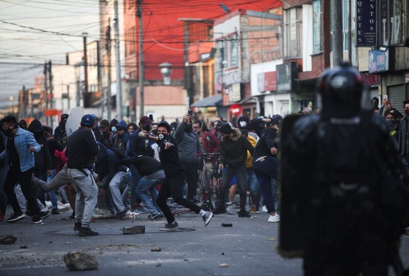 #Colombia A video showing police officers beating &amp; torturing Javier Ordoñez came out yesterday. He can be heard pleading with police, “Please, no more.” He later died in police custody. In response protesters stormed Colombian cities where police killed 9 comrades. ❤️ #ACAB 🔥