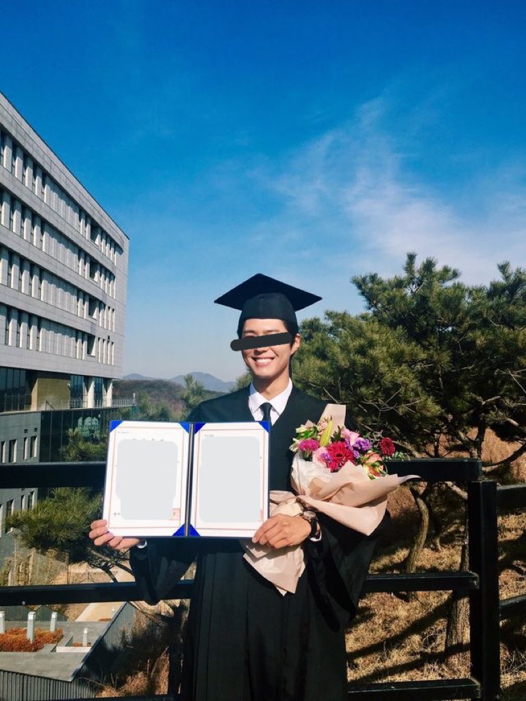 JasonLetoArms's tweet photo. ♡༄༄

🄼🄸🄽🄸
🄰🄻🄱🅄🄼;

—Comparte algunas fotografías de su graduación universitaria, donde egreso como lic en música el día cuatro de septiembre.— https://t.co/J9wYdqFyFh