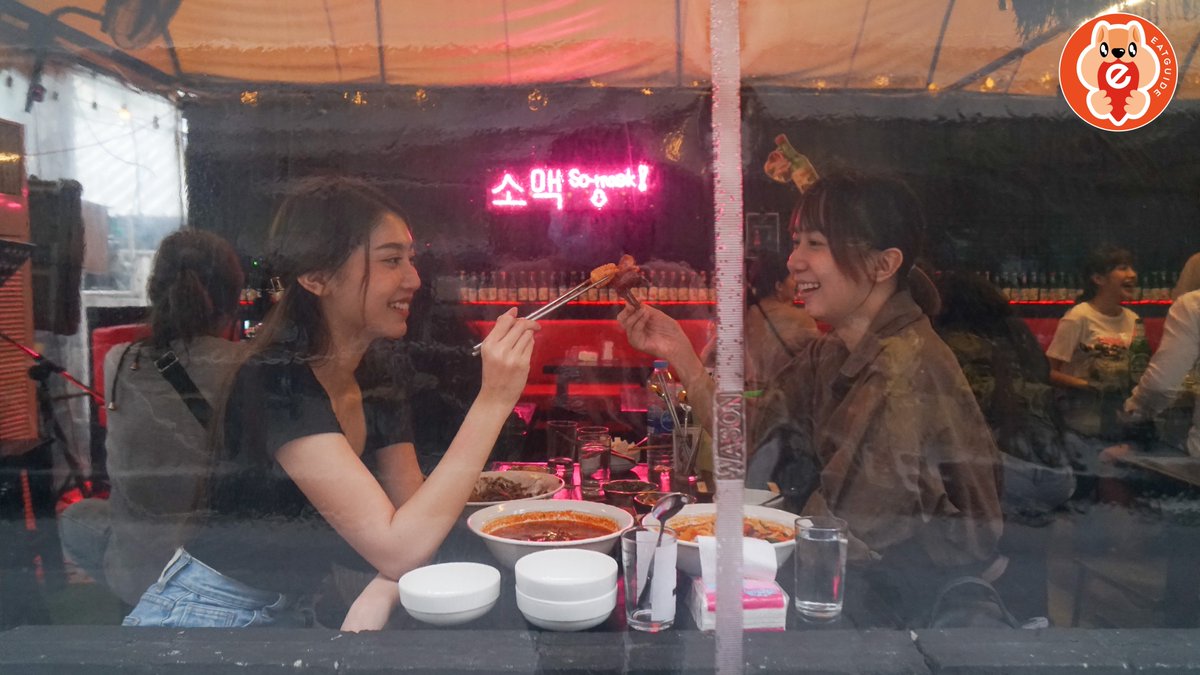 EatguideTh's tweet photo. 🇰🇷 SO-MAEK ร้านเต็นท์อาหารเกาหลีที่ให้ฟิลเหมือนอยู่เกาหลีเลยจ้า ราคาไม่แรงติด BTS ใครอยากนัดเพื่อนนั่งชิลล์ๆ กินอาหารฟินๆ แถมมีดนตรีให้ได้แดนซ์กันอีกด้วยย ร้านเปิด 17.00 เป็นต้นไป เลิกงานแล้วนัดเพื่อนไปกันเลย
🚙 : มีที่จอดรถ (เสียค่าจอด)
📍: BTS พญาไท ทางออก 2
@aroii #อร่อยไปแดก https://t.co/IVPdp3w7K9