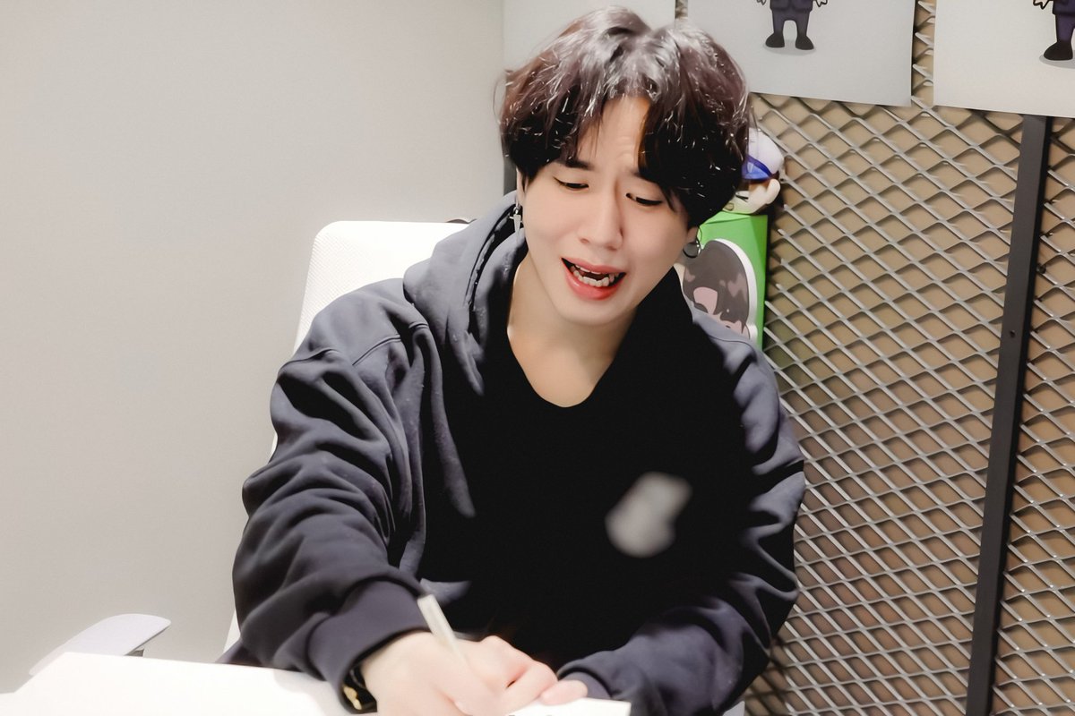 teacher: okay class, pass your papersme: