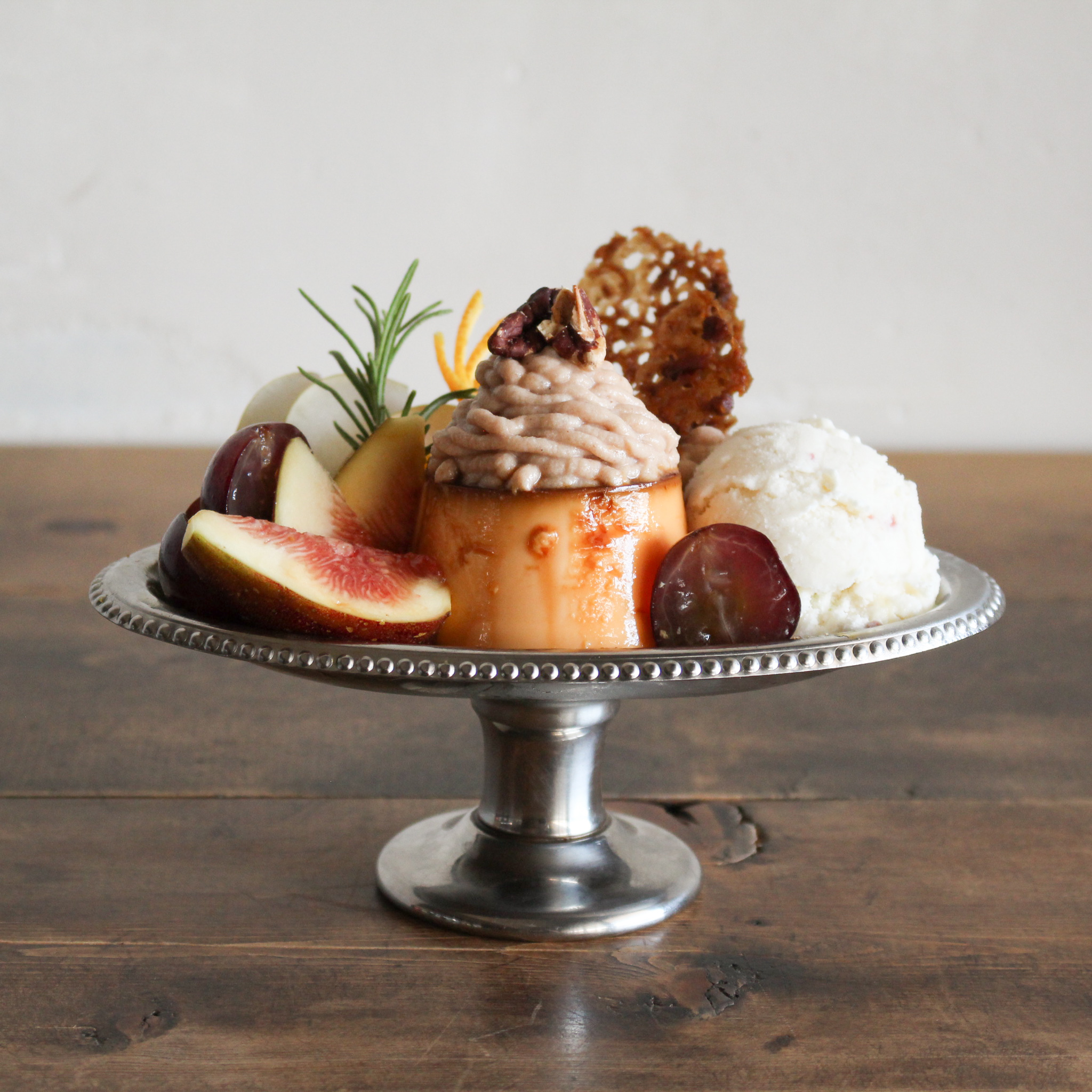 手紙社 手紙舎つつじヶ丘本店 秋の果実のプリンアラモード マロンクリームのせプリン アラモード 登場しております あかたまごを使用し硬めに焼き上げたプリンに 林檎と蜂蜜のアイスクリームを添えております りんごの酸味に蜂蜜の甘さが加わり