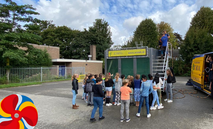 #TBT Normaal gesproken komen klassen naar de Wereldhavendagen, maar helaas was dit niet mogelijk dit jaar. Daarom hebben ruim 200 klassen gastlessen gekregen en hadden een aantal scholen bijzonder havenmateriaal op hun schoolplein. Op deze manier kwam de haven naar hen toe!
