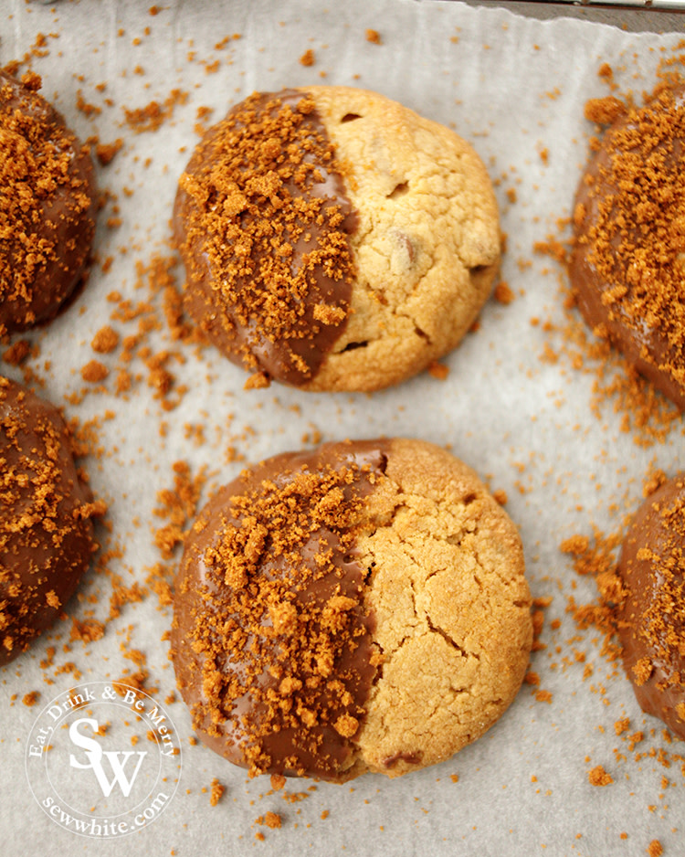 SewWhite's tweet photo. Biscoff Chocolate Chip Cookies are delicious. Using the Biscoff spread and crushed up biscuits makes the final cookie packed full with Biscoff goodness. Find the recipe here...

https://t.co/med2NyhivD https://t.co/WhN1Br0VZ5
